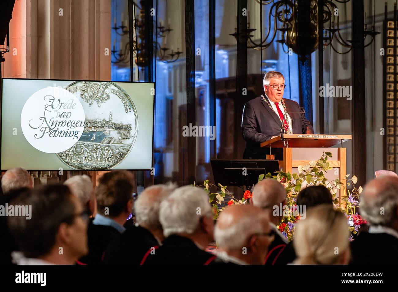 Sindaco di Nijmegen, Hubert Bruls è visto tenere un discorso. La "Medaglia dei Trattati di Nijmegen” è un premio biennale assegnato a una figura internazionale chiave o a un'organizzazione che ha dato un contributo speciale in politica, scienza, economia o cultura allo sviluppo e alla posizione dell'Europa, o che ha contribuito alla pace europea. Quest'anno Eliot Higgins, il fondatore britannico del collettivo internazionale di giornalismo investigativo Bellingcat, ha ricevuto il premio per il suo contributo innovativo alla pace e ai diritti umani. Foto Stock