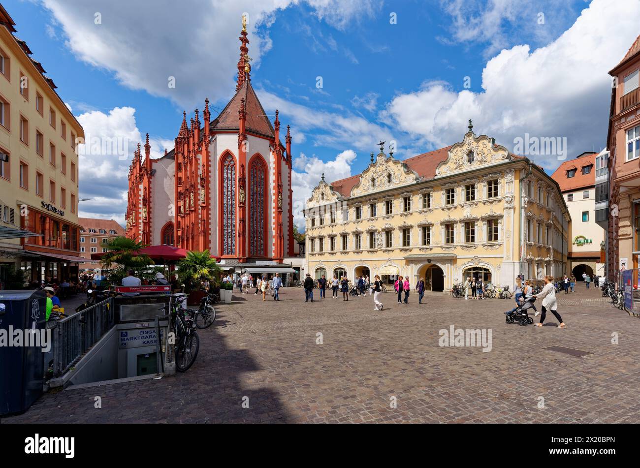 La Cappella della Signora e la Casa dei Falconi al mercato di Würzburg, bassa Franconia, Franconia, Baviera, Germania Foto Stock