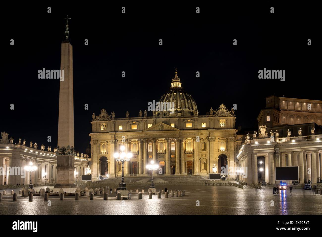 vista notturna di Piazza San Pietro nella città del Vaticano, con l'obelisco del Vaticano al centro, con San La Basilica di Pietro sullo sfondo Foto Stock