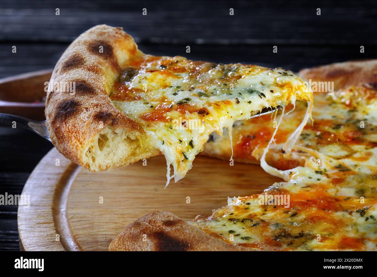 Pizza con funghi, salsicce e olive su sfondo nero Foto Stock