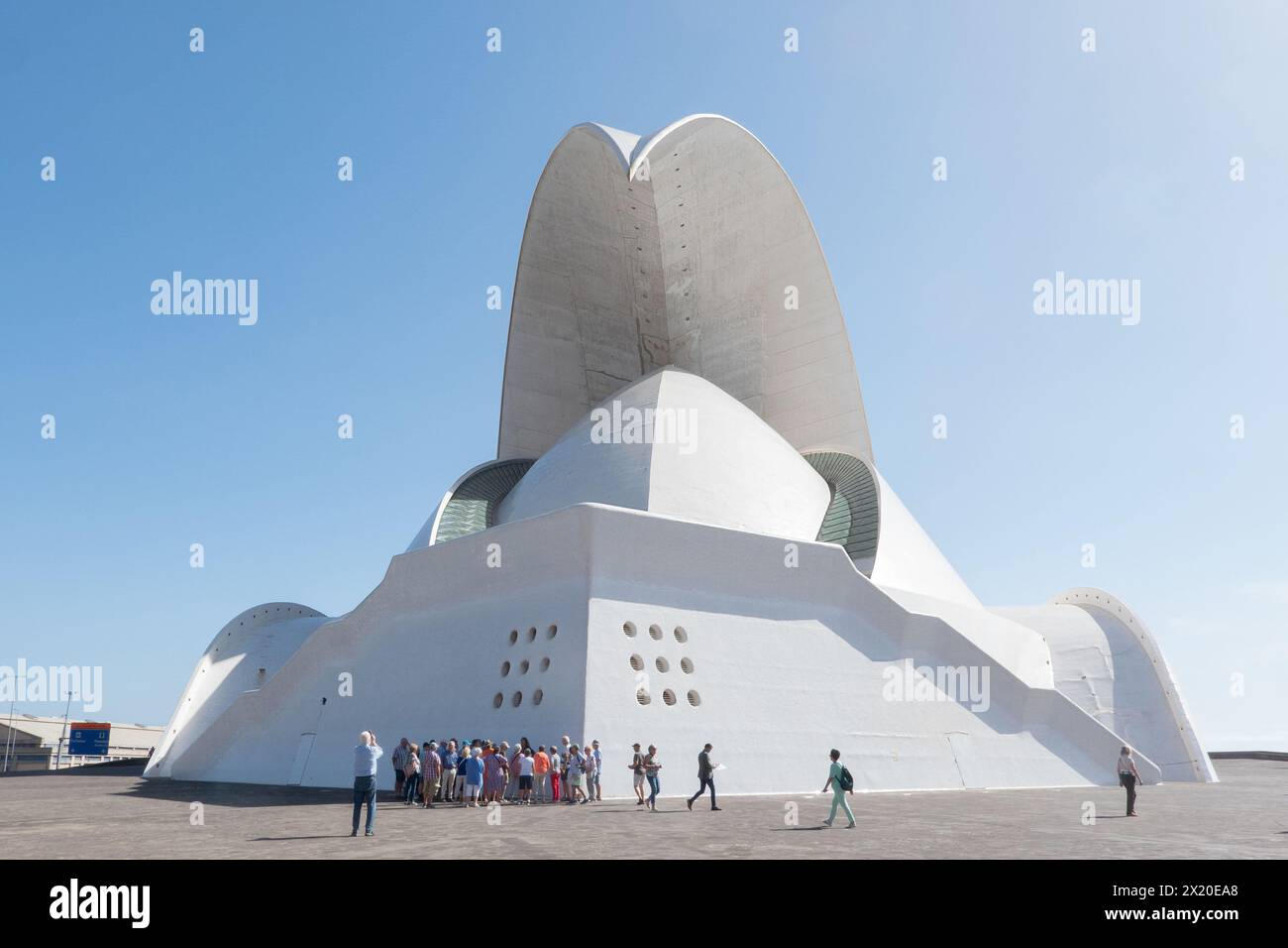 Santa Cruz de Tenerife; la sala congressi e concerti progettata da Santiago Calatrava (nato nel 1951) è ora una delle principali attrazioni della città Foto Stock