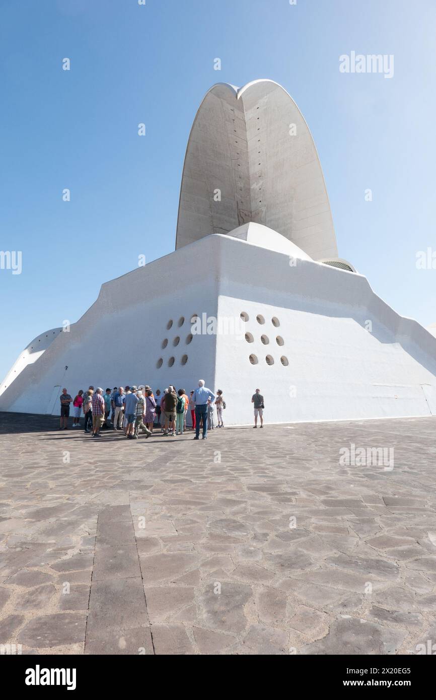 Santa Cruz de Tenerife; la sala congressi e concerti progettata da Santiago Calatrava (nato nel 1951) è ora una delle principali attrazioni della città Foto Stock
