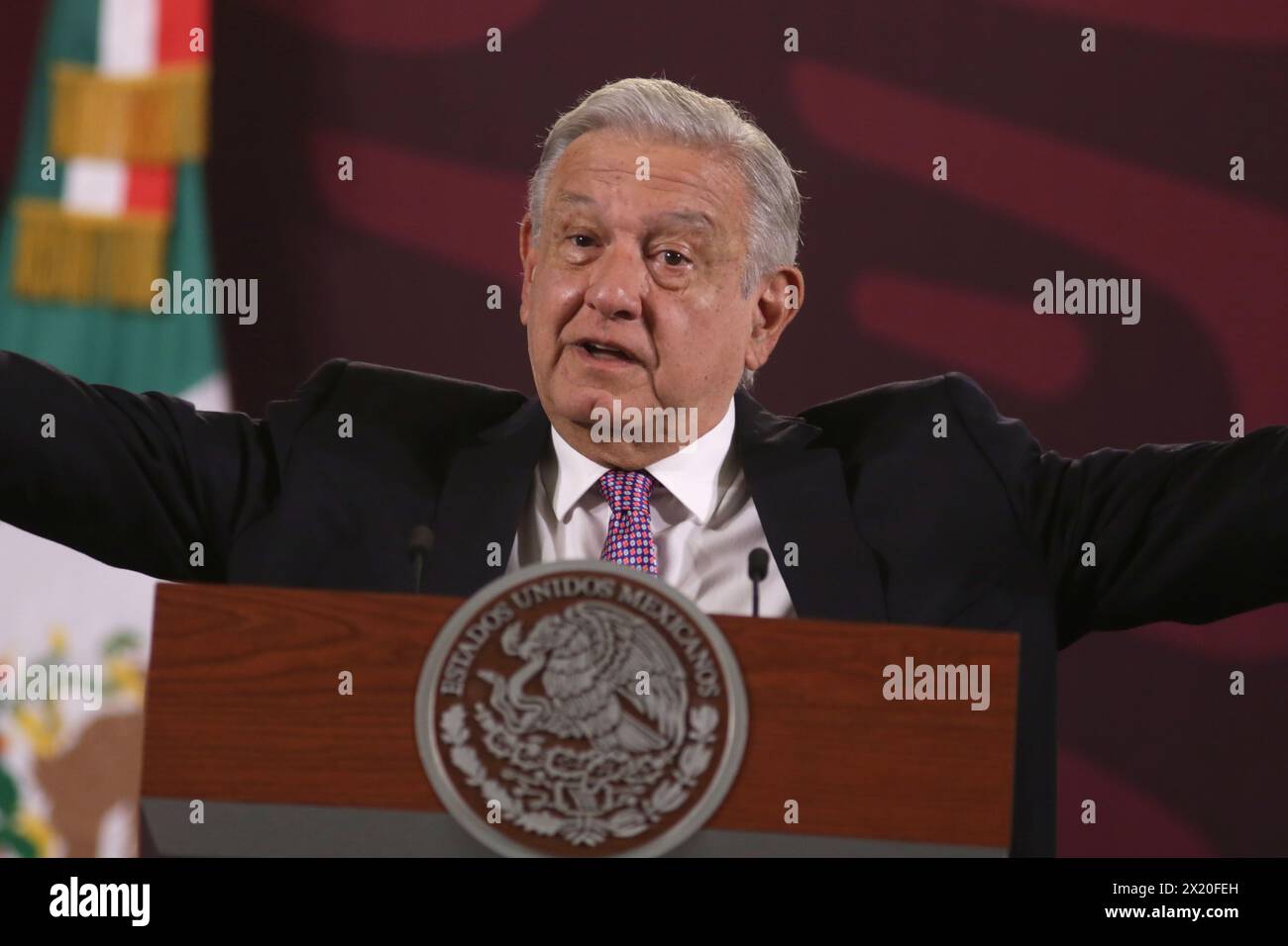 Città del Messico, Messico. 18 aprile 2024. Il presidente messicano, Andres Manuel Lopez Obrador, gesticola durante una conferenza informativa al Palazzo Nazionale. Il 18 aprile 2024, città del Messico, Messico. (Foto di Ismael Rosas/ Eyepix Group/Sipa USA) credito: SIPA USA/Alamy Live News Foto Stock