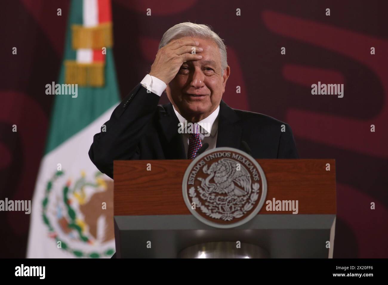 Città del Messico, Messico. 18 aprile 2024. Il presidente messicano, Andres Manuel Lopez Obrador, gesticola durante una conferenza informativa al Palazzo Nazionale. Il 18 aprile 2024, città del Messico, Messico. (Foto di Ismael Rosas/ Eyepix Group/Sipa USA) credito: SIPA USA/Alamy Live News Foto Stock