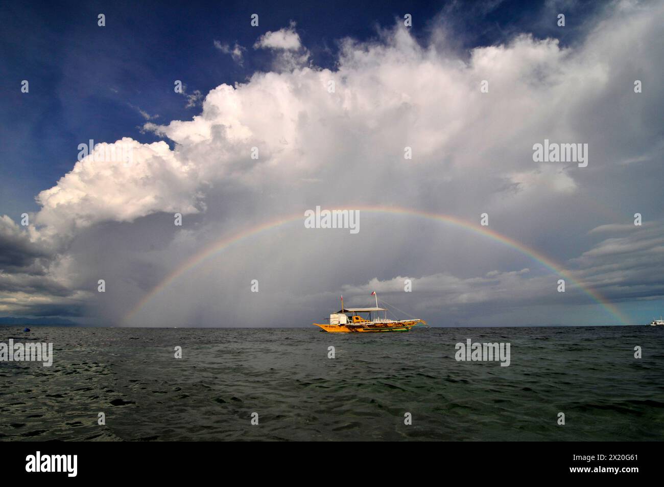 Uno splendido arcobaleno visto dalla spiaggia di Malapascua Island, Visayas centrale, Filippine. Foto Stock