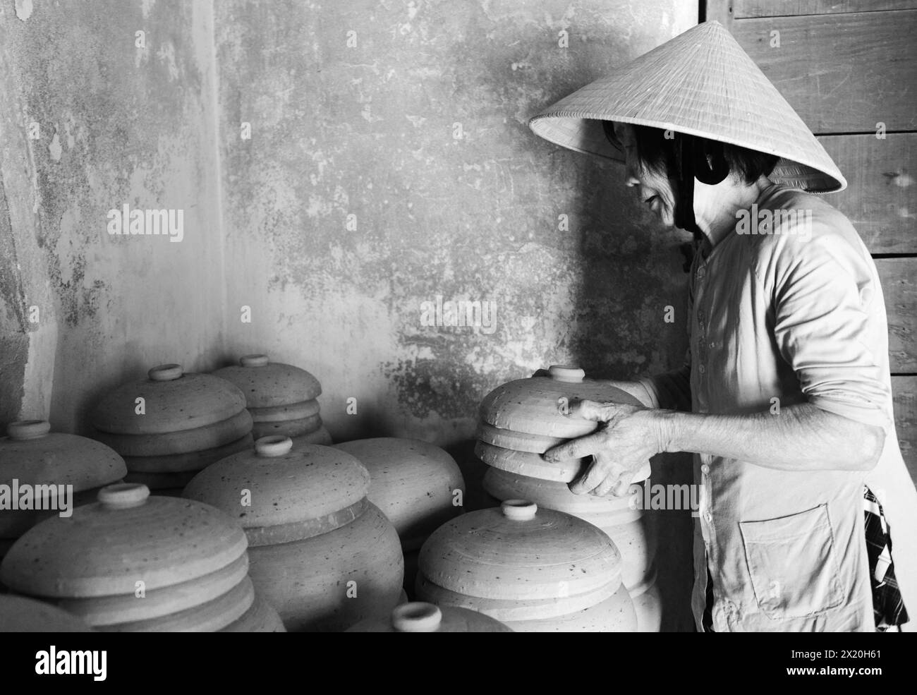 Produzione tradizionale di pentole di argilla al villaggio di ceramiche Thanh ha a Hoi An, Vietnam. Foto Stock
