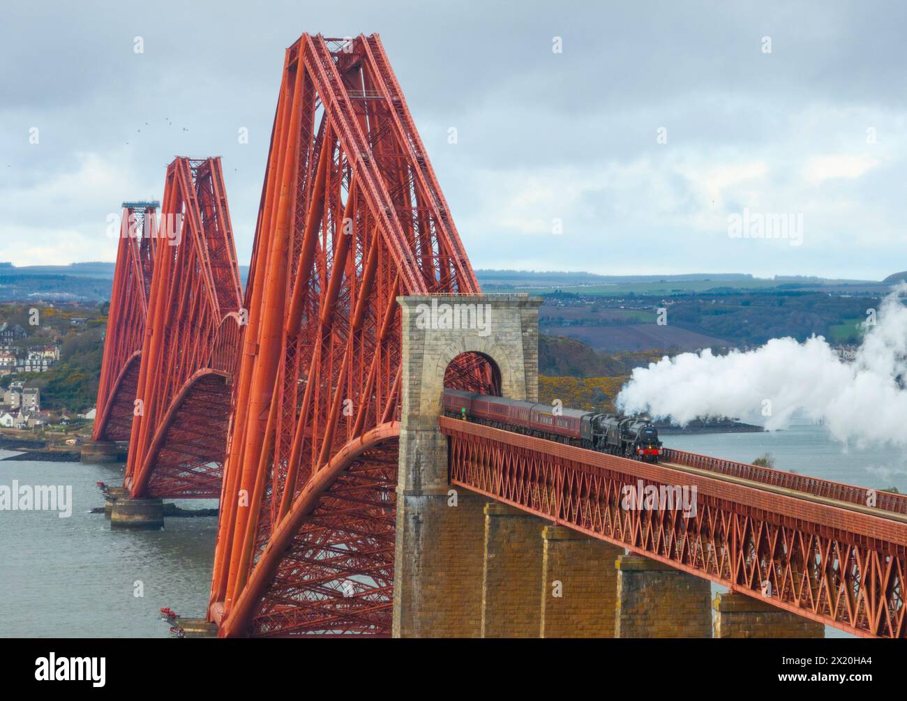South Queensferry, Scozia, Regno Unito. 18 aprile 2024. Una rara configurazione a doppia testata di due locomotive a vapore classe Black 5 in viaggio per Edimburgo Foto Stock