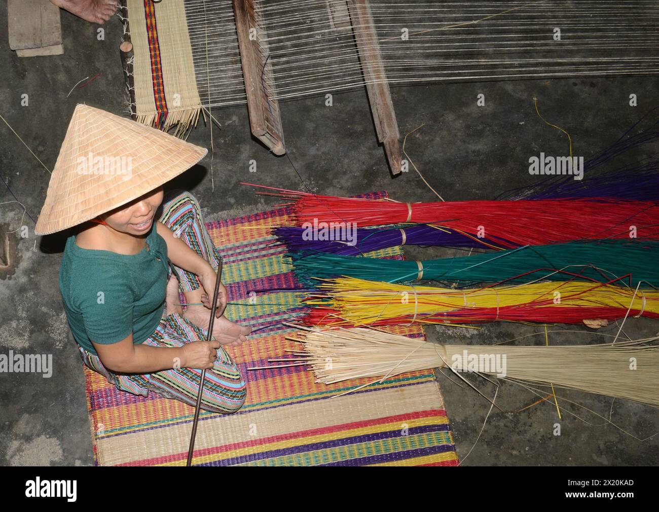Un tessitore di tappeti che lavora nella sua casa in un piccolo villaggio a Cẩm Kim, Hội An, Vietnam. Foto Stock