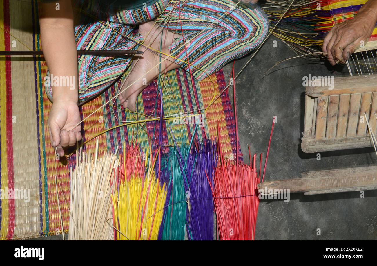 Un tessitore di tappeti che lavora nella sua casa in un piccolo villaggio a Cẩm Kim, Hội An, Vietnam. Foto Stock