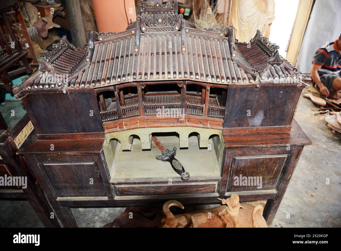 Una replica in legno del ponte giapponese realizzata da un artigiano del legno sull'isola di Cam Kim, Vietnam. Foto Stock