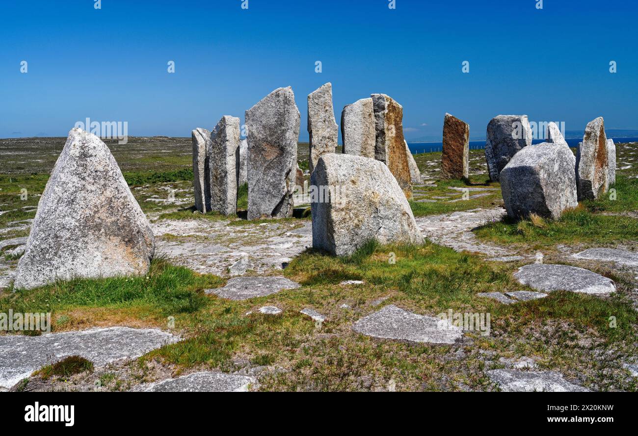 Irlanda, Contea di Mayo, Penisola di Mullet, cerchio di pietre di Deirbhile Twist, un'opera d'arte di Michael Boffin per la campagna Mayo 5000 Foto Stock