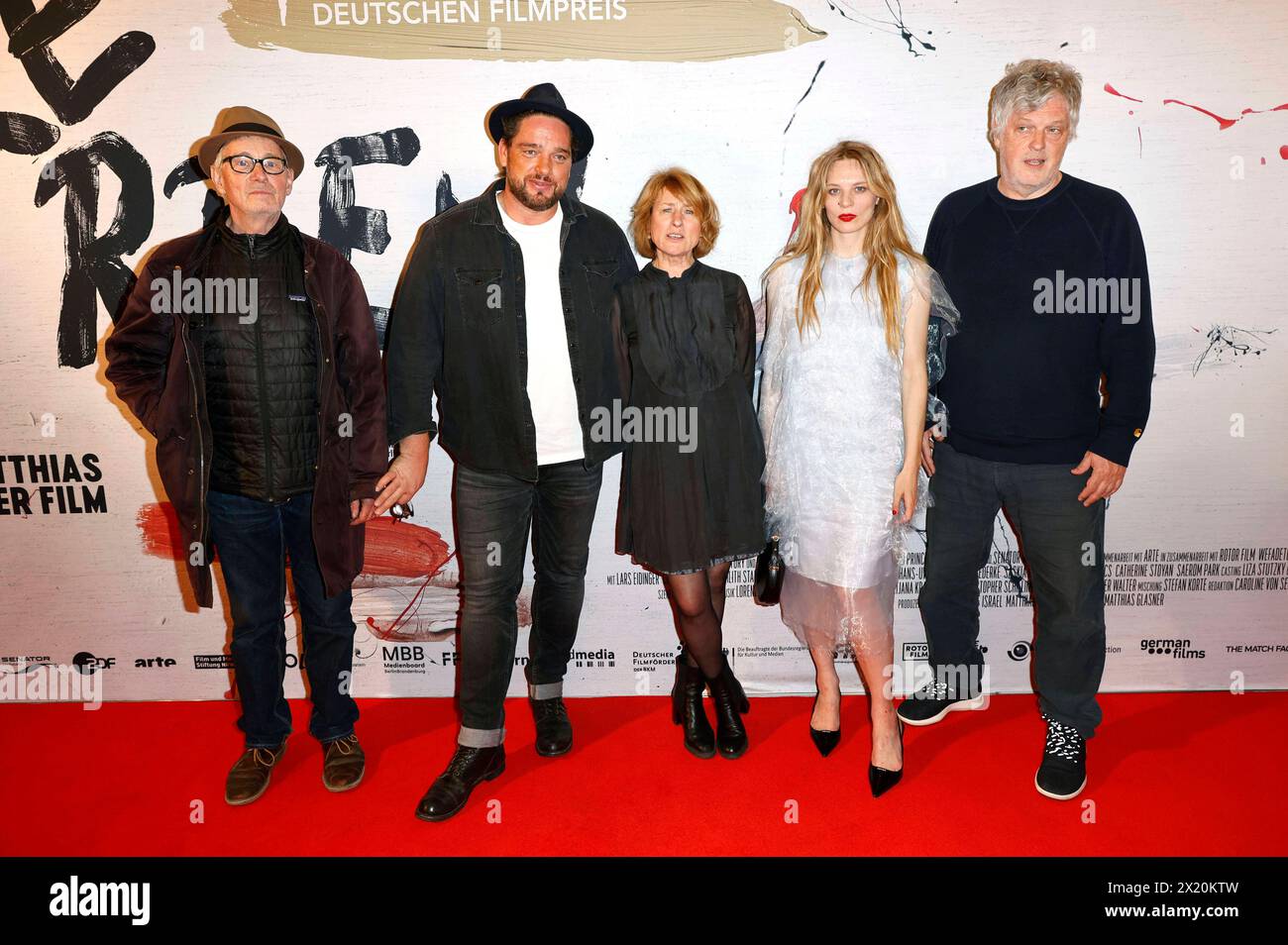 Hans Uwe Bauer, Ronald Zehrfeld, Corinna Harfouch, Lilith Stangenberg und Matthias Glasner bei der Premiere des Kinofilms Sterben in der Lichtburg. Essen, 18.04.2024 *** Hans Uwe Bauer, Ronald Zehrfeld, Corinna Harfouch, Lilith Stangenberg e Matthias Glasner alla prima del film Sterben at Lichtburg Essen, 18 04 2024 foto:XT.xSchröerx/xFuturexImagex sterben_essen_4426 Foto Stock