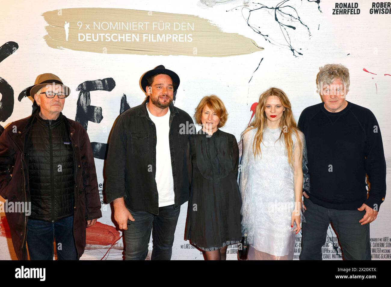 Hans Uwe Bauer, Ronald Zehrfeld, Corinna Harfouch, Lilith Stangenberg und Matthias Glasner bei der Premiere des Kinofilms Sterben in der Lichtburg. Essen, 18.04.2024 *** Hans Uwe Bauer, Ronald Zehrfeld, Corinna Harfouch, Lilith Stangenberg e Matthias Glasner alla prima del film Sterben at Lichtburg Essen, 18 04 2024 foto:XT.xSchröerx/xFuturexImagex sterben_essen_4429 Foto Stock