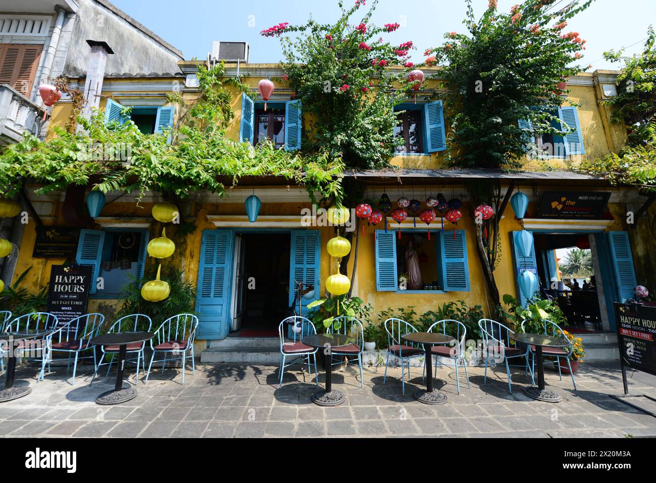 Un bellissimo edificio antico nella città vecchia di Hoi An, Vietnam. Foto Stock