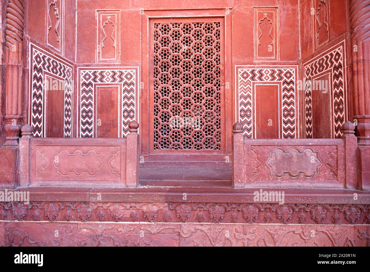 Vista parziale di Darwaza-i-Rauza il cancello d'ingresso del complesso Taj Mahal, Agra, Uttar Pradesh, India Foto Stock