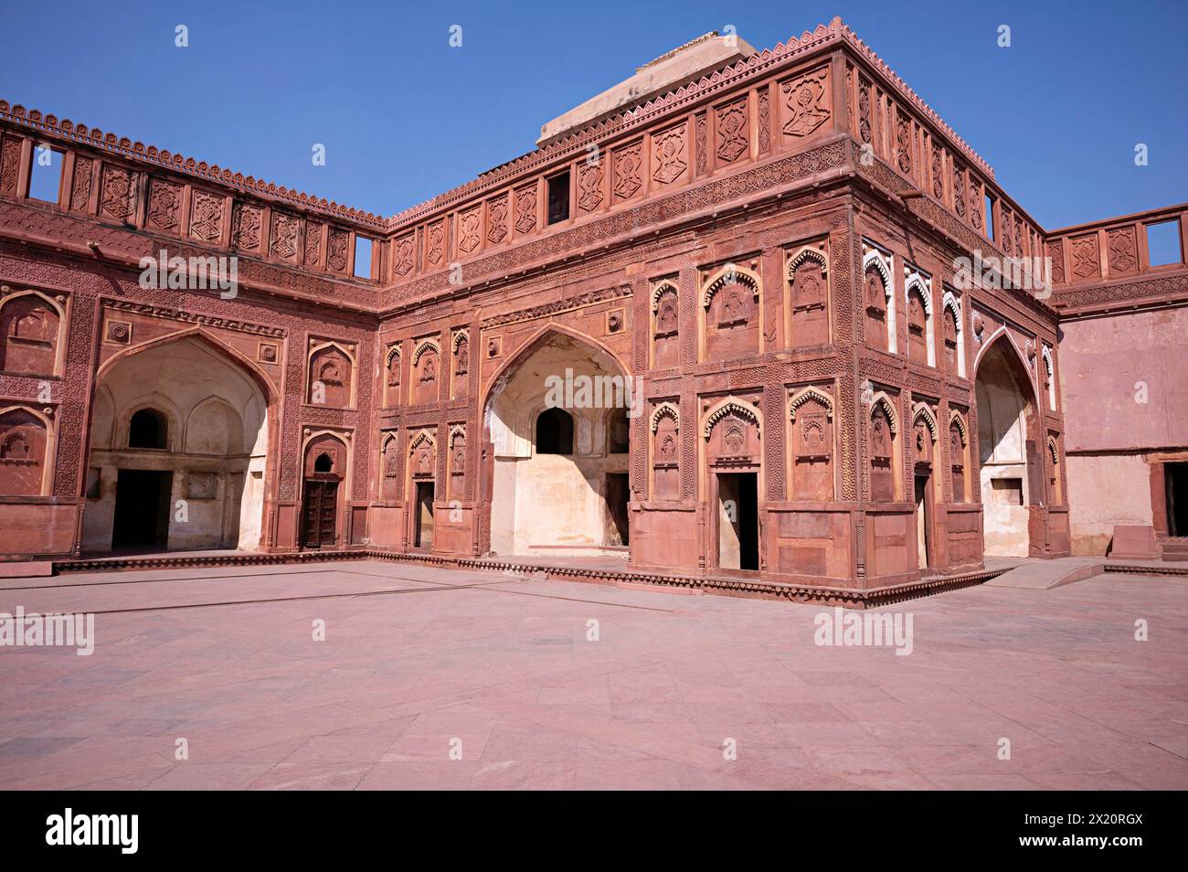 Vista interna del Palazzo Jahangir, complesso del forte di Agra, Agra, Uttar Pradesh, India Foto Stock