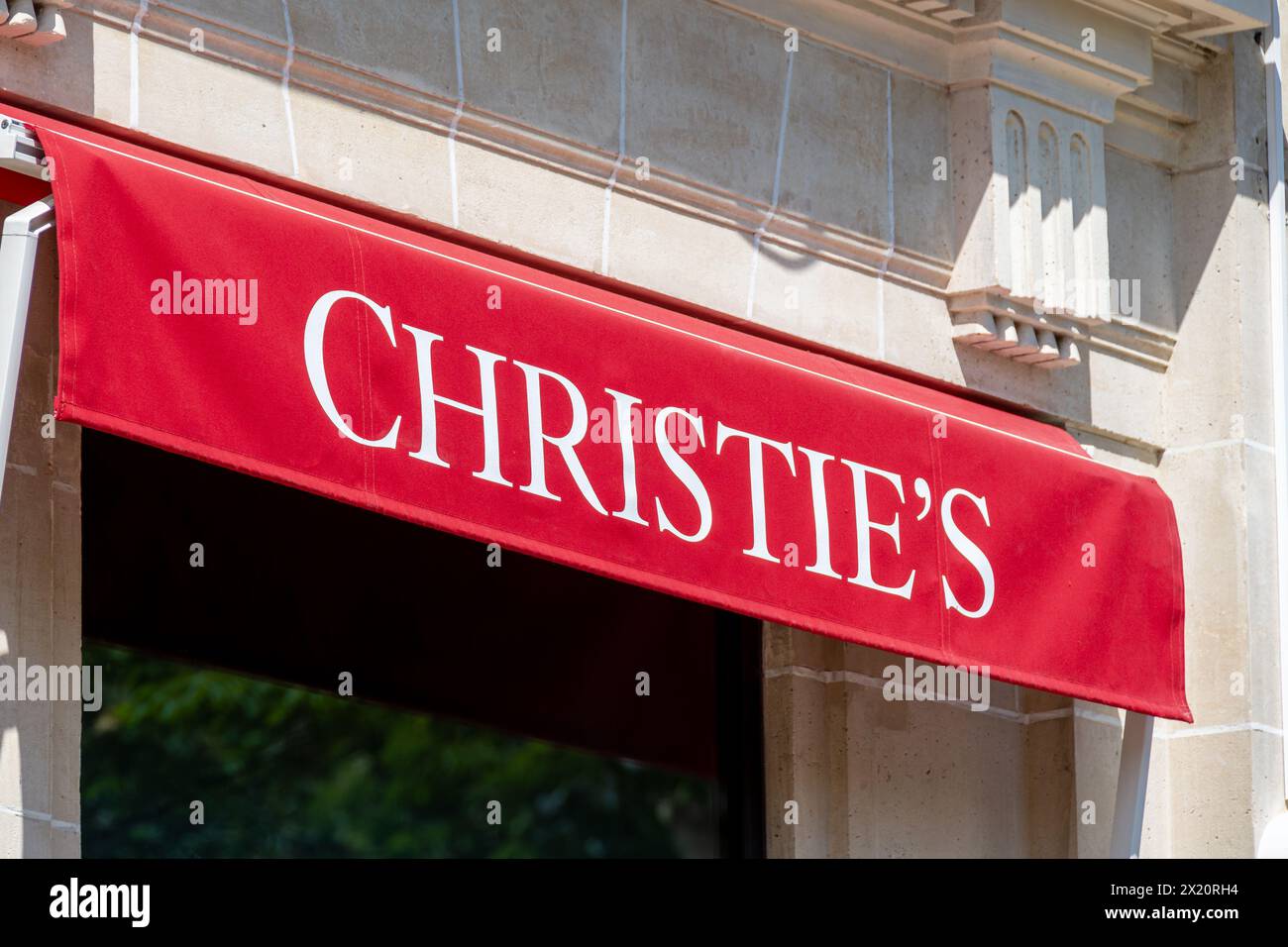 Firma su una tenda dell'edificio di Christie a Parigi, in Francia. Christie's è una casa d'aste internazionale con sede a Londra, Regno Unito Foto Stock
