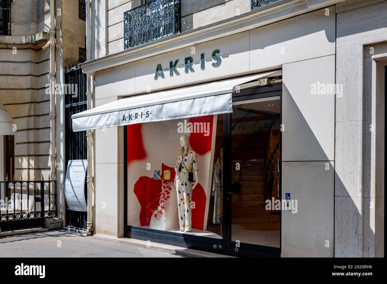 Vista esterna di un negozio Akris a Parigi. Akris è una casa di moda svizzera di lusso specializzata in alta moda e abbigliamento da donna Foto Stock