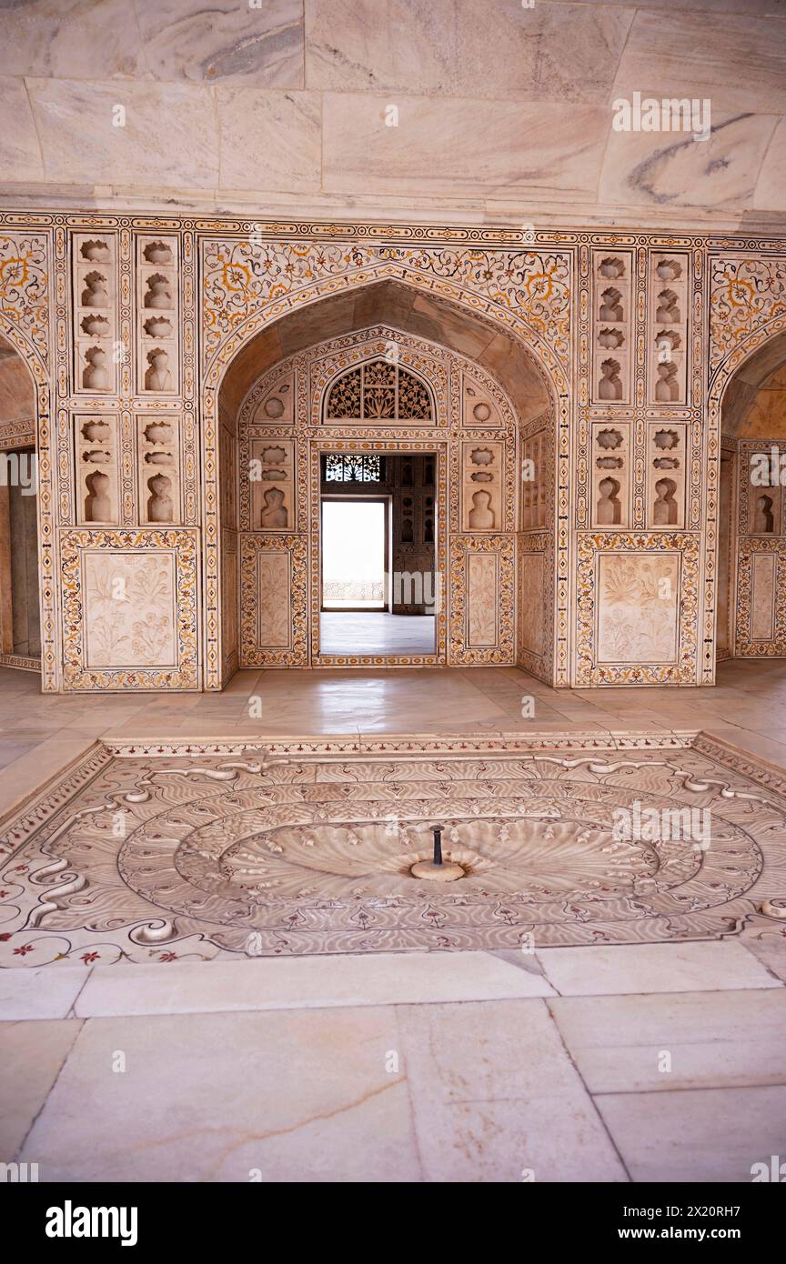 Opera in marmo bianco sulla parete interna di Musamman Burj, complesso del forte di Agra, Agra, Uttar Pradesh, India Foto Stock
