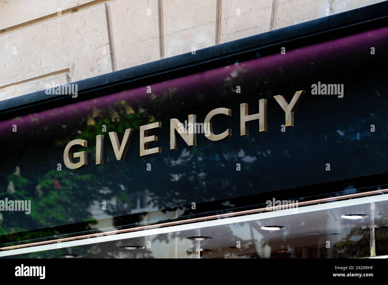 Insegna e logo di una boutique Givenchy nel quartiere degli Champs-Elysées, Parigi. Givenchy è un marchio francese di moda e lusso appartenente al gruppo LVMH Foto Stock