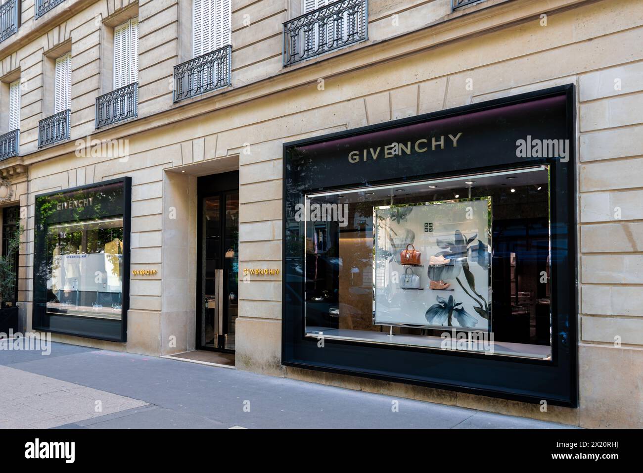Vista esterna di una boutique di Givenchy nel quartiere degli Champs-Elysées, Parigi. Givenchy è un marchio francese di moda e lusso appartenente al gruppo LVMH Foto Stock