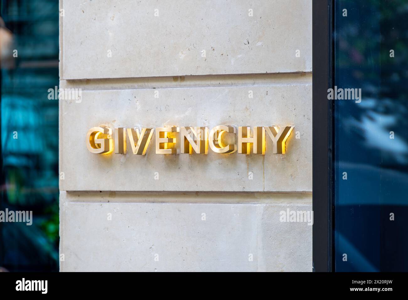 Insegna e logo di una boutique Givenchy nel quartiere degli Champs-Elysées, Parigi. Givenchy è un marchio francese di moda e lusso appartenente al gruppo LVMH Foto Stock