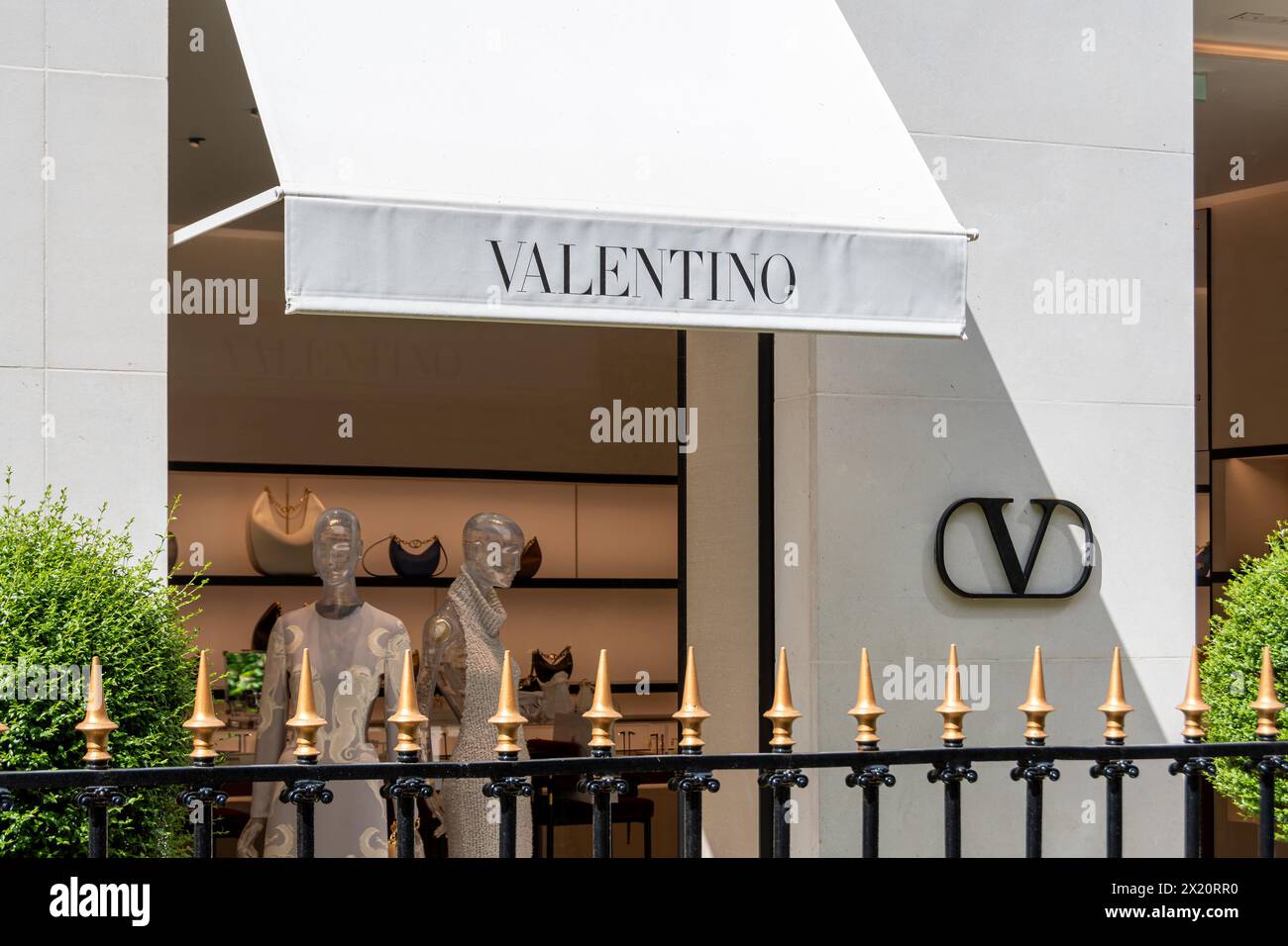 Vista esterna di una boutique Valentino nel quartiere degli Champs-Elysees, Parigi, Francia. Valentino è un marchio italiano specializzato in moda e lusso Foto Stock