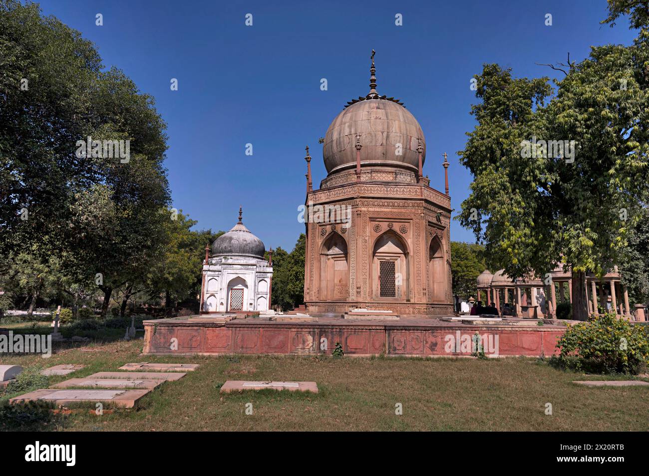 Piccole tombe nel complesso del cimitero cattolico romano, Agra, Uttar Pradesh, India Foto Stock