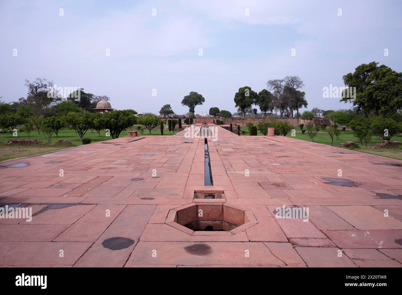 Bagh-i-Gul-Afshan (il giardino che sparge i fiori) e Bagh-i-Nur-Afshan (il giardino che sparge la luce) o RAM Bagh, un giardino moghul, Agra, Uttar Pradesh Foto Stock