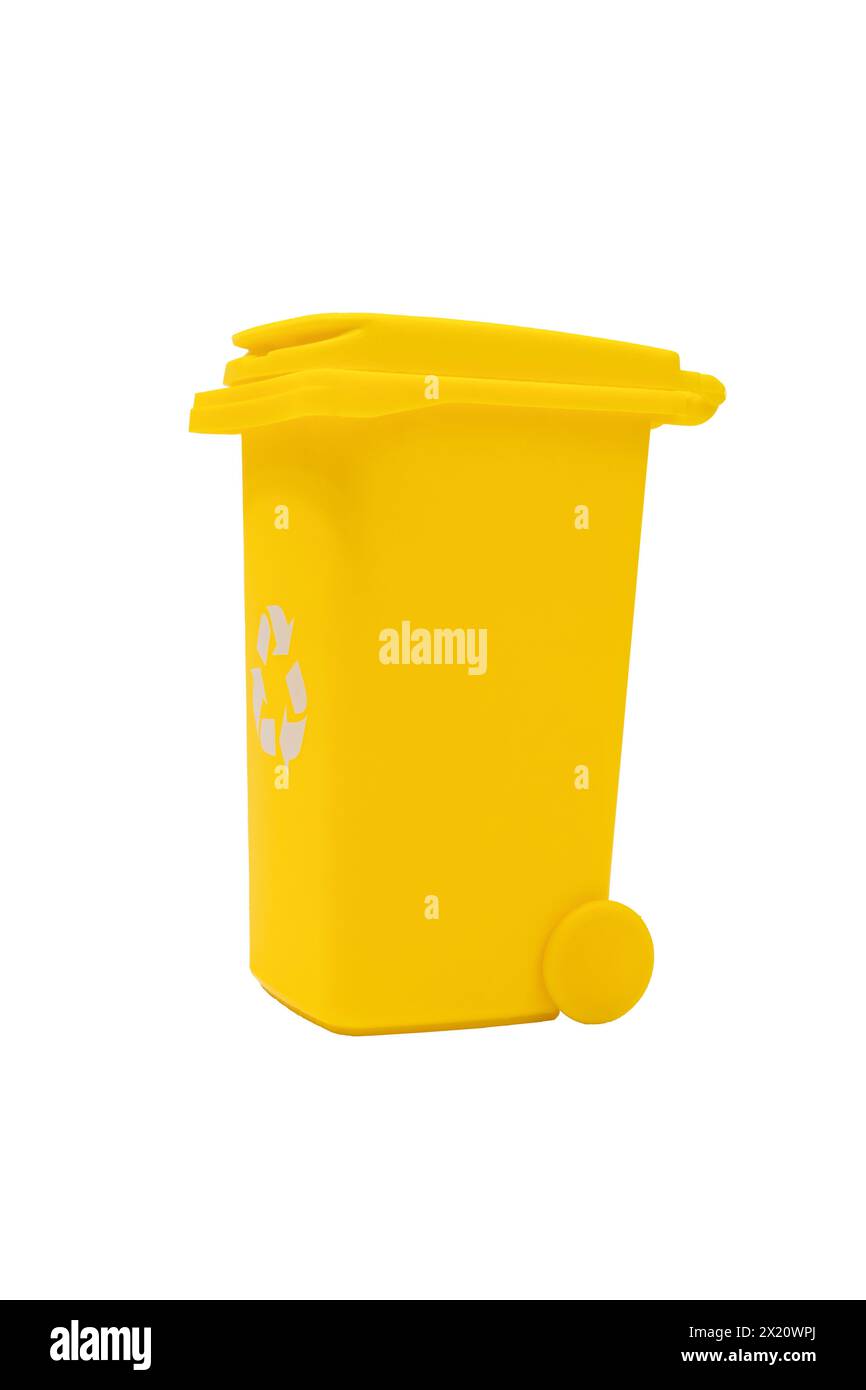 Contenitore del cestino giallo con coperchio riciclabile isolato su sfondo bianco. Foto Stock