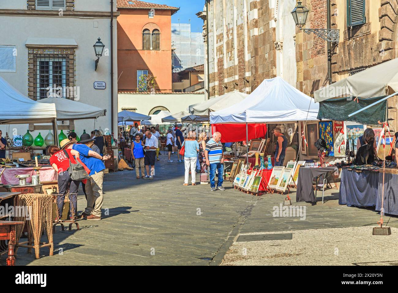 LUCCA, ITALIA - 16 SETTEMBRE 2019: Questo è il mercato delle pulci domenicale in Piazza San Martino. Foto Stock