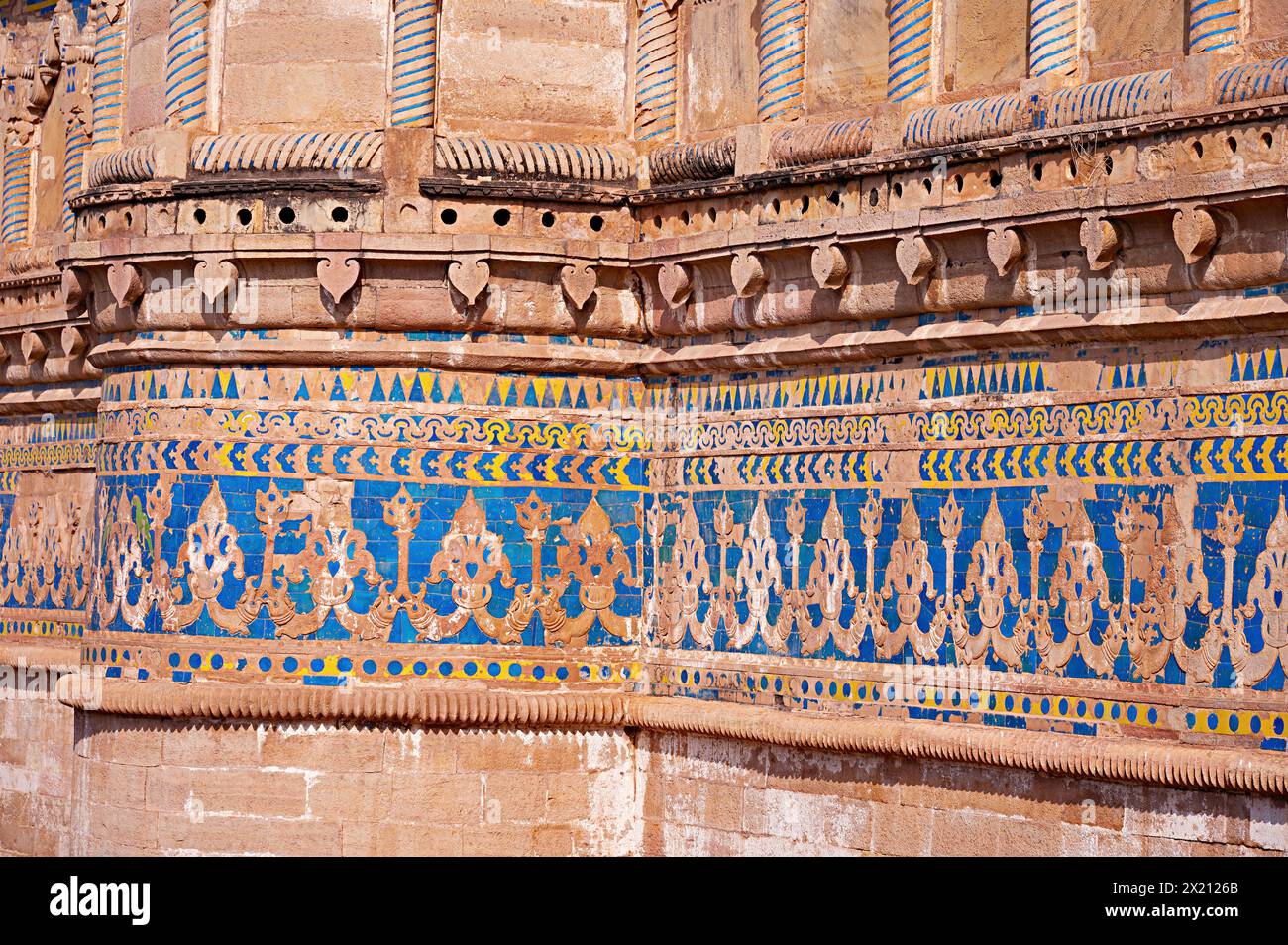 Parete esterna decorativa e colorata del Palazzo Man Mandir, complesso Fort, Gwalior, Madhya Pradesh, India Foto Stock
