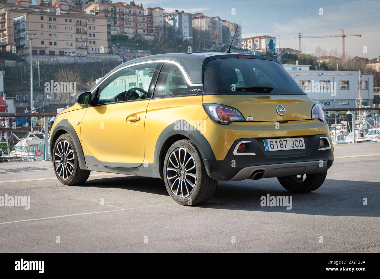San Sebastian, Spagna - 7 febbraio 2024: Opel Adam in City Streets Foto Stock
