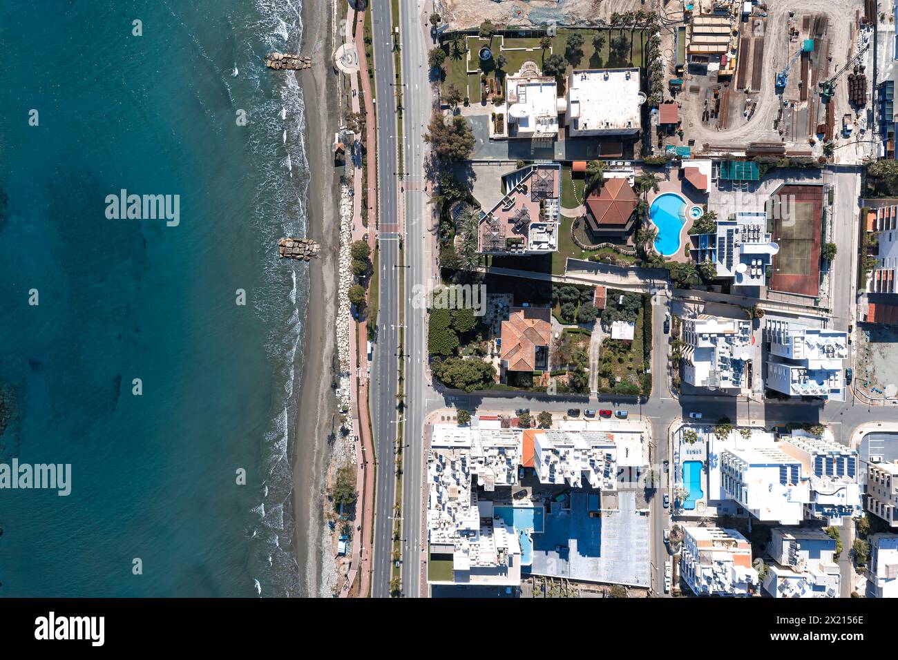 Vista dall'alto della regione costiera di Limassol, che mostra il mar mediterraneo e il paesaggio urbano. Cipro Foto Stock