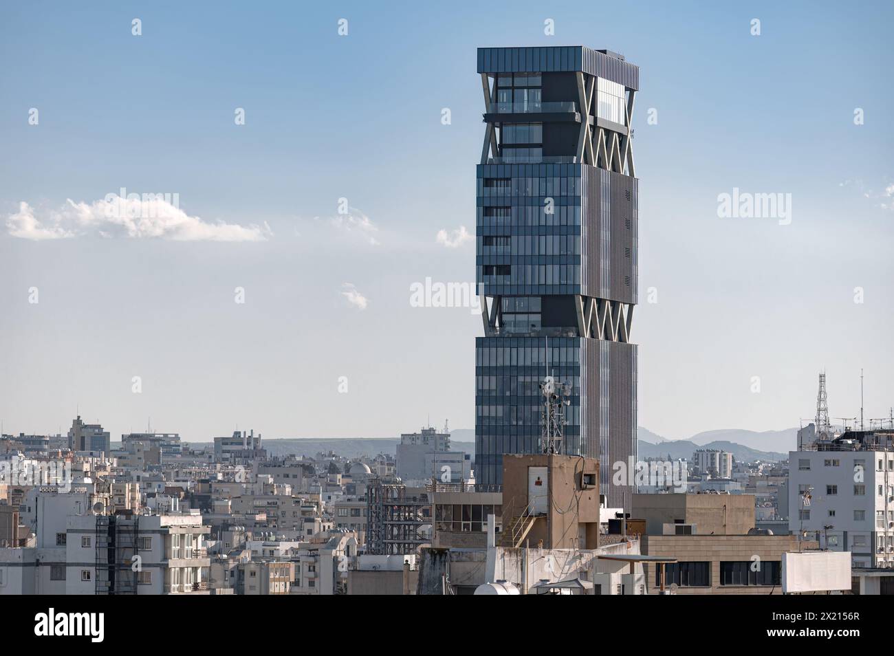 Alto e contemporaneo si distingue tra lo skyline urbano di Nicosia, Cipro Foto Stock