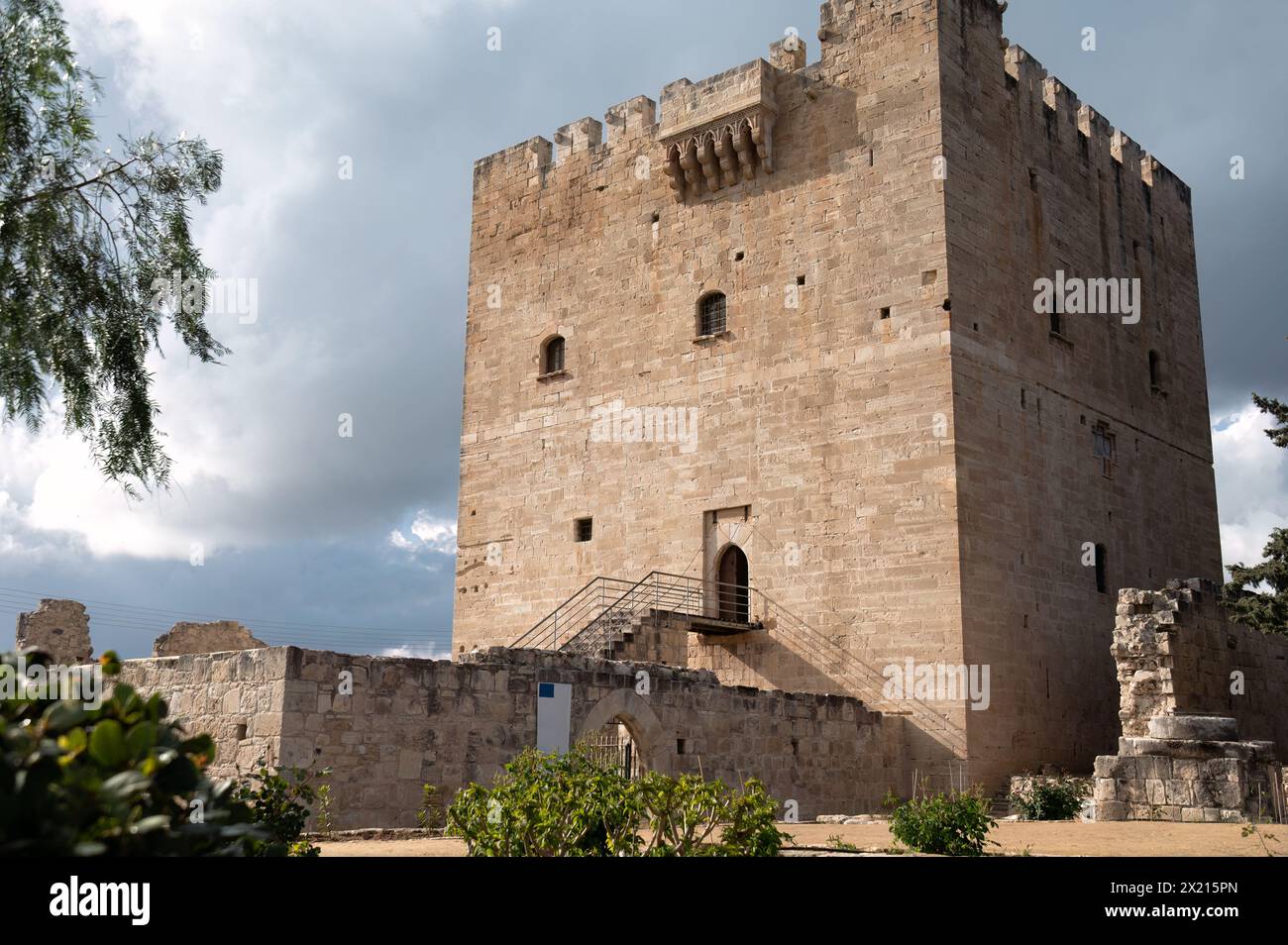 Lo storico castello di Kolossi si erge contro un cielo nuvoloso a Cipro, una testimonianza dell'architettura medievale. Distretto di Limassol Foto Stock