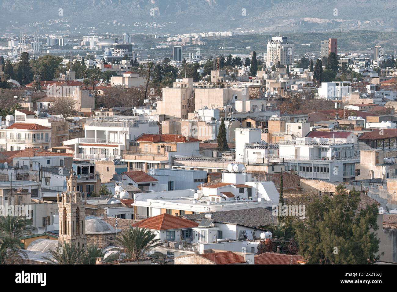 Vista della città vecchia di Nicosia e della zona cuscinetto. Cipro Foto Stock