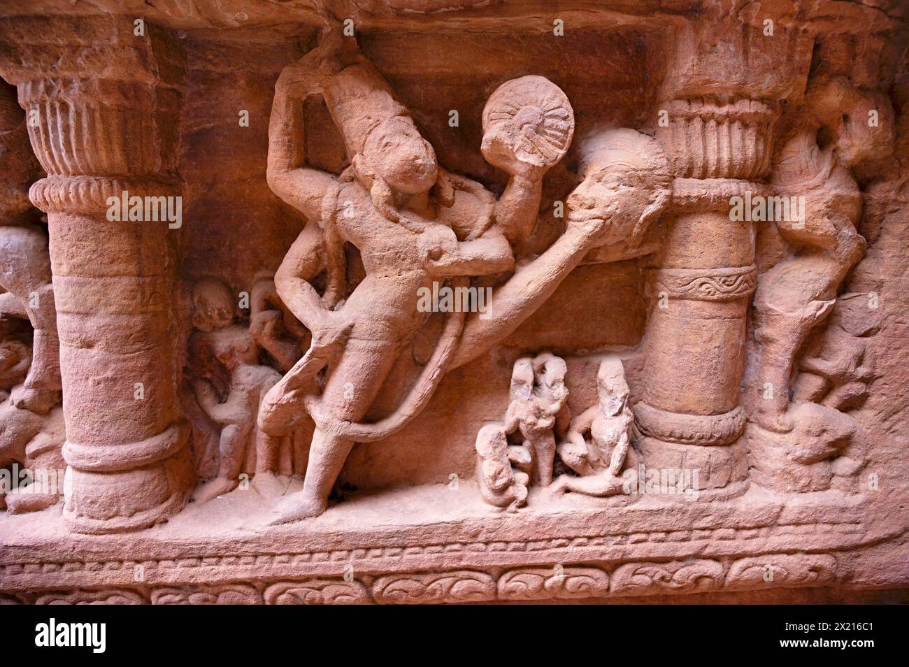 Idolo scolpito sulla parete esterna del Tempio di Chaturbhuj, complesso del forte, Gwalior, Madhya Pradesh, India Foto Stock