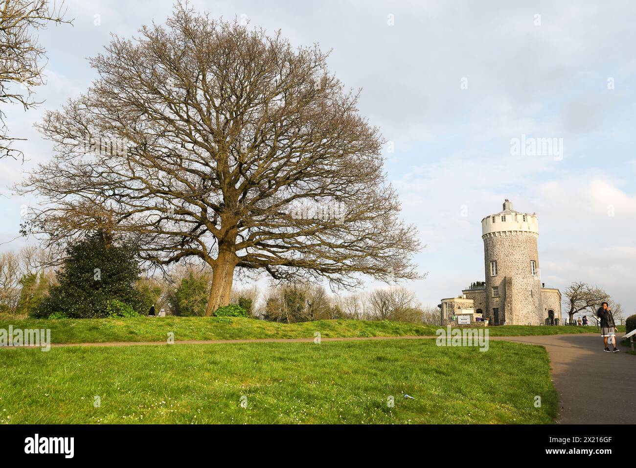 Bristol, Inghilterra - 29 marzo 2024: L'Osservatorio Clifton accanto al ponte sospeso nella città di Bristol Foto Stock