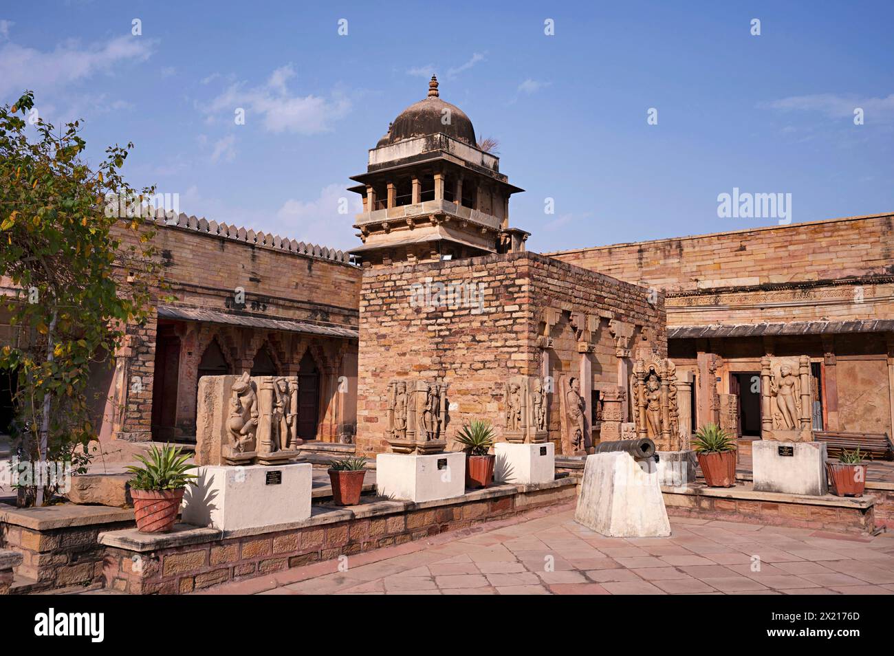 Manufatti scoperti nella regione di Gwalior a Gujari Mahal, vecchio palazzo ora convertito in Museo Archeologico di Stato, Gwalior, Madhya Pradesh, India Foto Stock