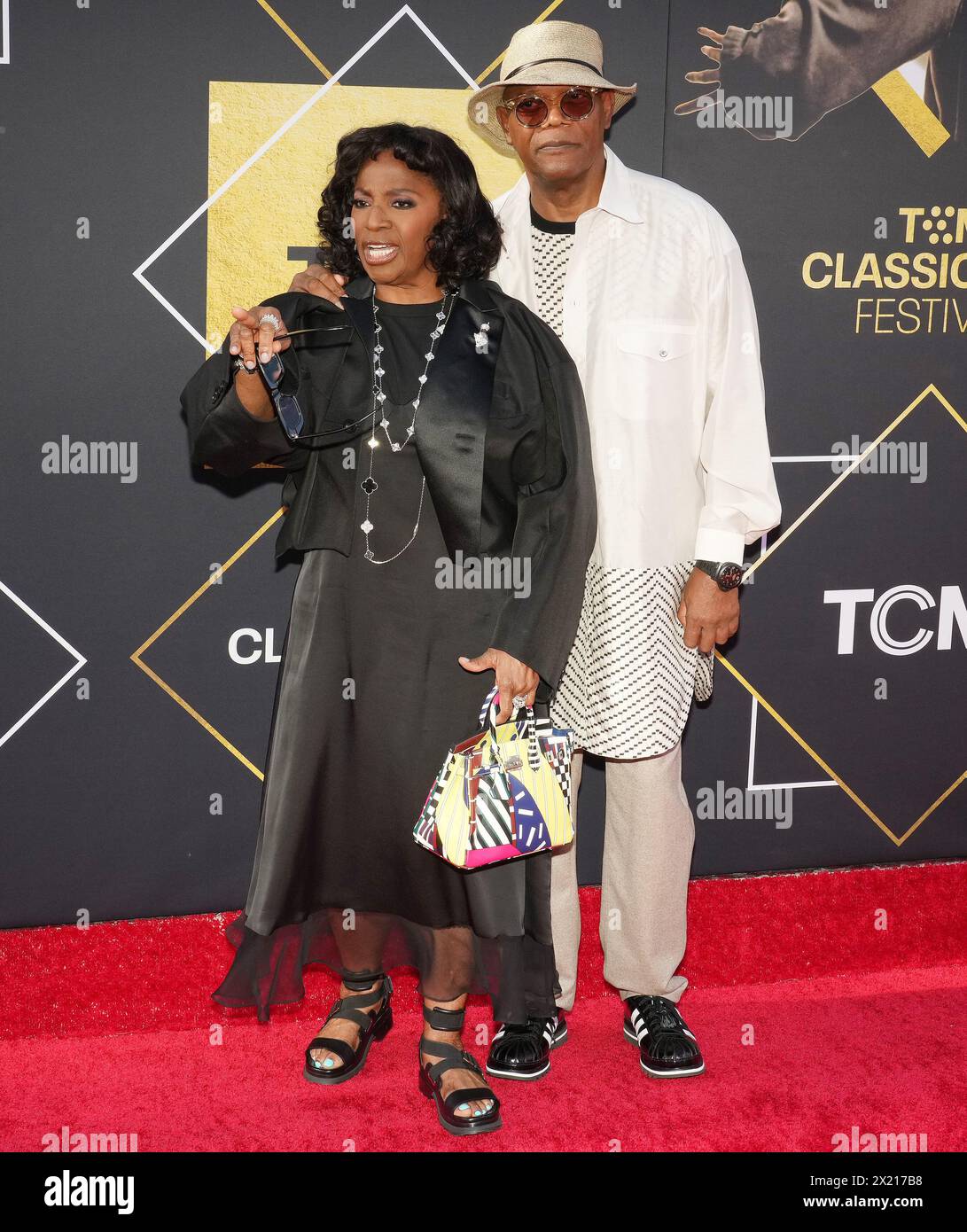 Los Angeles, Stati Uniti. 18 aprile 2024. (L-R) LaTanya Richardson Jackson e Samuel L. Jackson al 2024 TCM Classic Film Festival Opening Night of PULP FICTION tenutosi al TCL Chinese Theatre di Hollywood, CALIFORNIA, giovedì 18 aprile 2024. (Foto di Sthanlee B. Mirador/Sipa USA) credito: SIPA USA/Alamy Live News Foto Stock