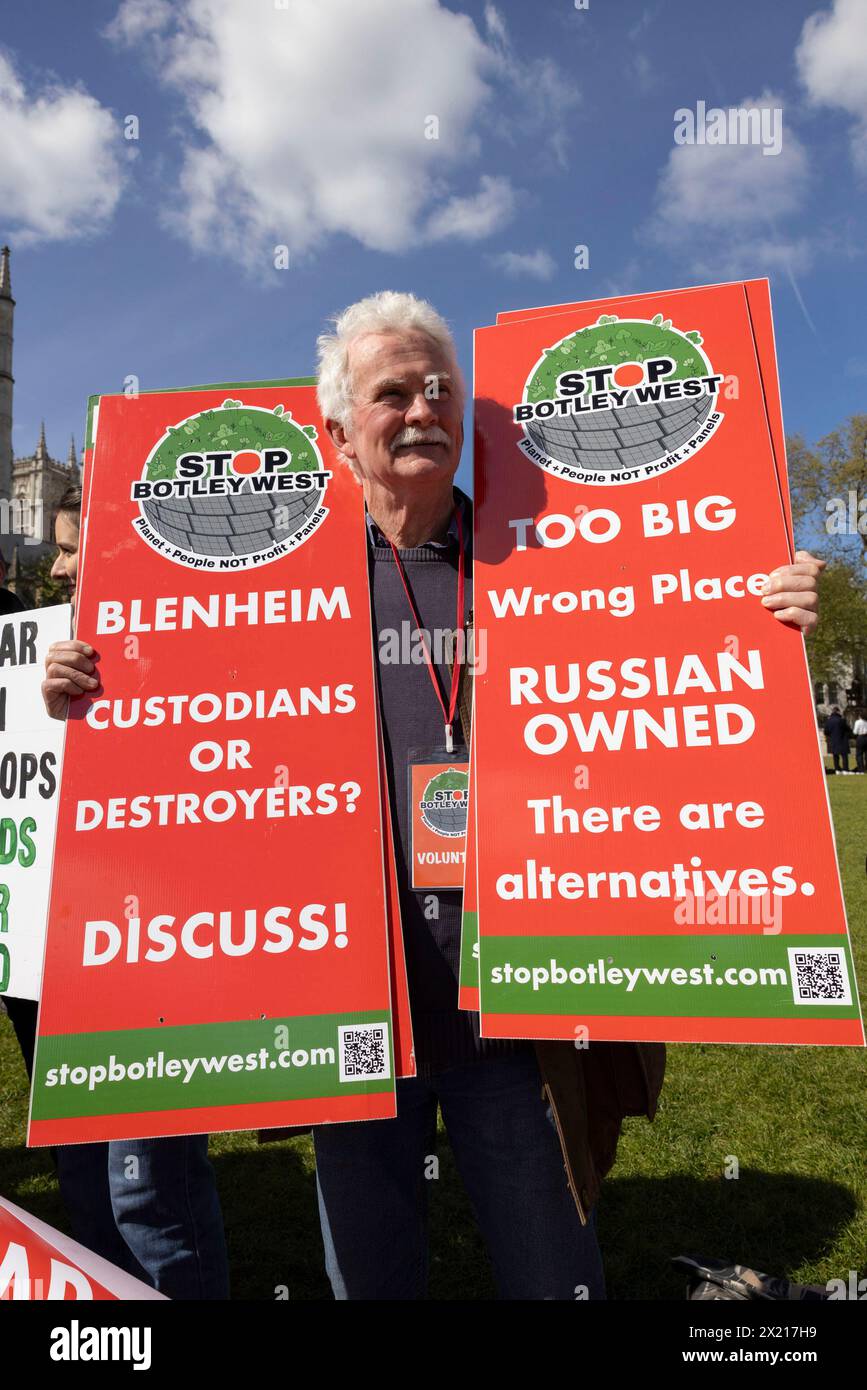 Attivisti che organizzano una manifestazione a Westminster per proteggere la produzione alimentare e la natura dalle fattorie solari di dimensioni industriali, Parliament Square, Londra. Foto Stock