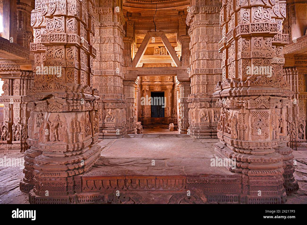 Incisioni all'interno del SAS Bahu Temple, Fort Complex, Gwalior, Madhya Pradesh, India Foto Stock