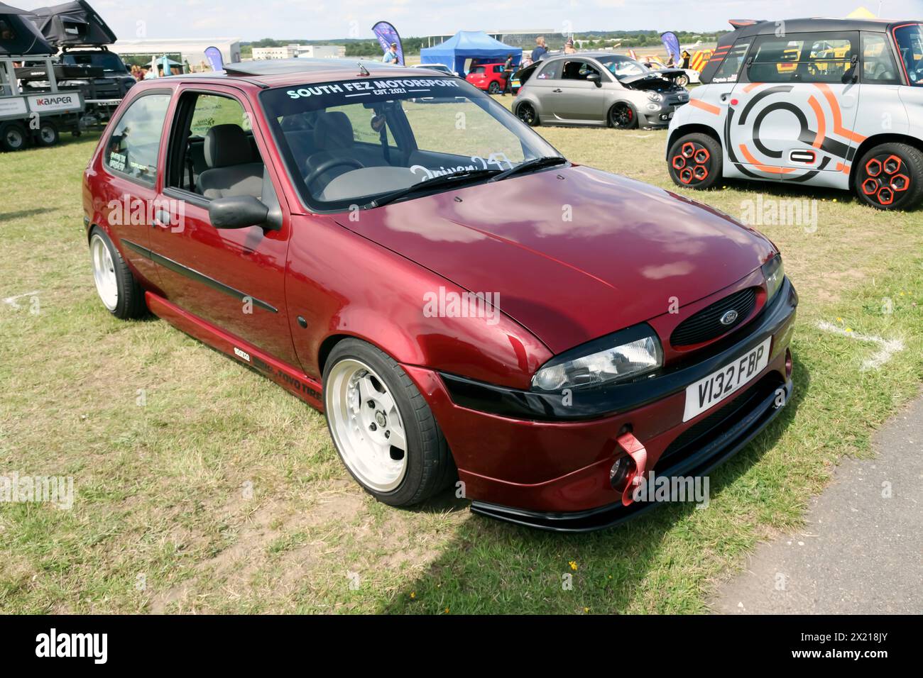 Vista frontale di tre quarti di un South Fez Motorsport, Red, 1999, Ford Fiesta, in mostra al British Motor Show del 2023 Foto Stock