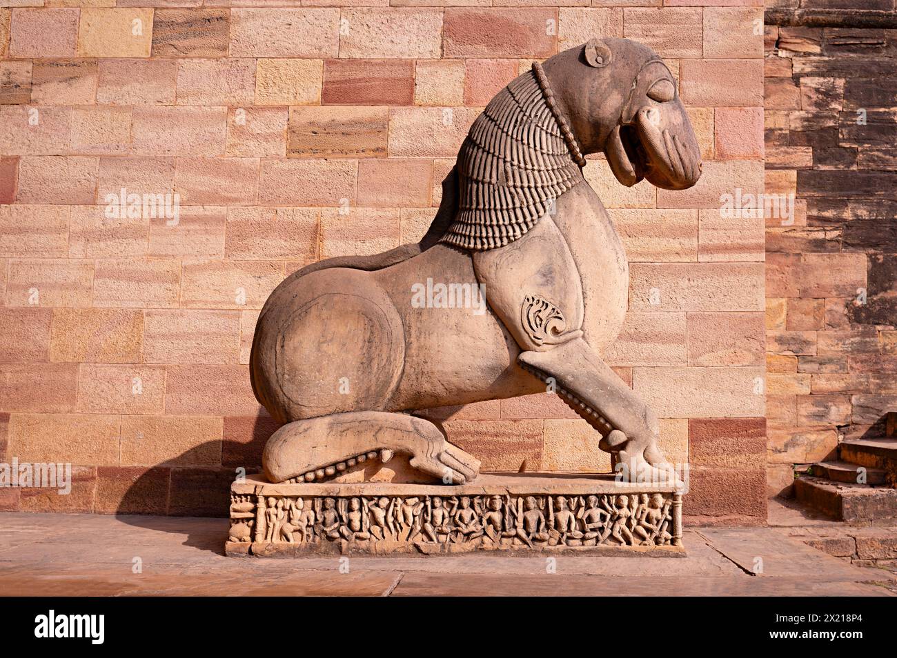 Idolo scolpito di Shardul, situato all'ingresso del Gujari Mahal, vecchio palazzo che ora è convertito in Museo Archeologico di Stato, Gwalior, Madhya Foto Stock