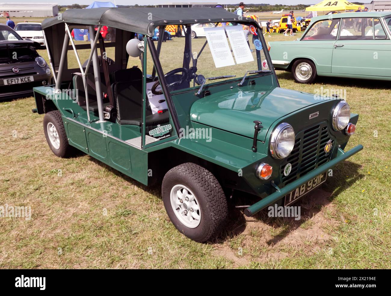 Vista frontale di tre quarti di un 1968, verde, Austin Mini Moke, in mostra al British Motor Show del 2023 Foto Stock