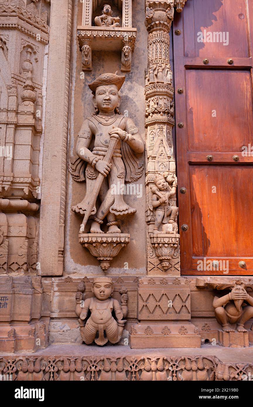 Incisioni sulla parete esterna di Chhatri di Shrimant Jankoji Scindia, Chhatris del complesso della dinastia Scindia, Gwalior, Madhya Pradesh, india Foto Stock