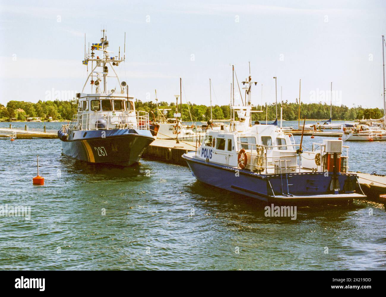 Nave di sorveglianza GUART SULLA COSTA SVEDESE e nave della polizia svedese a Sandhamn, arcipelago di Stoccolma, a metà estate Foto Stock