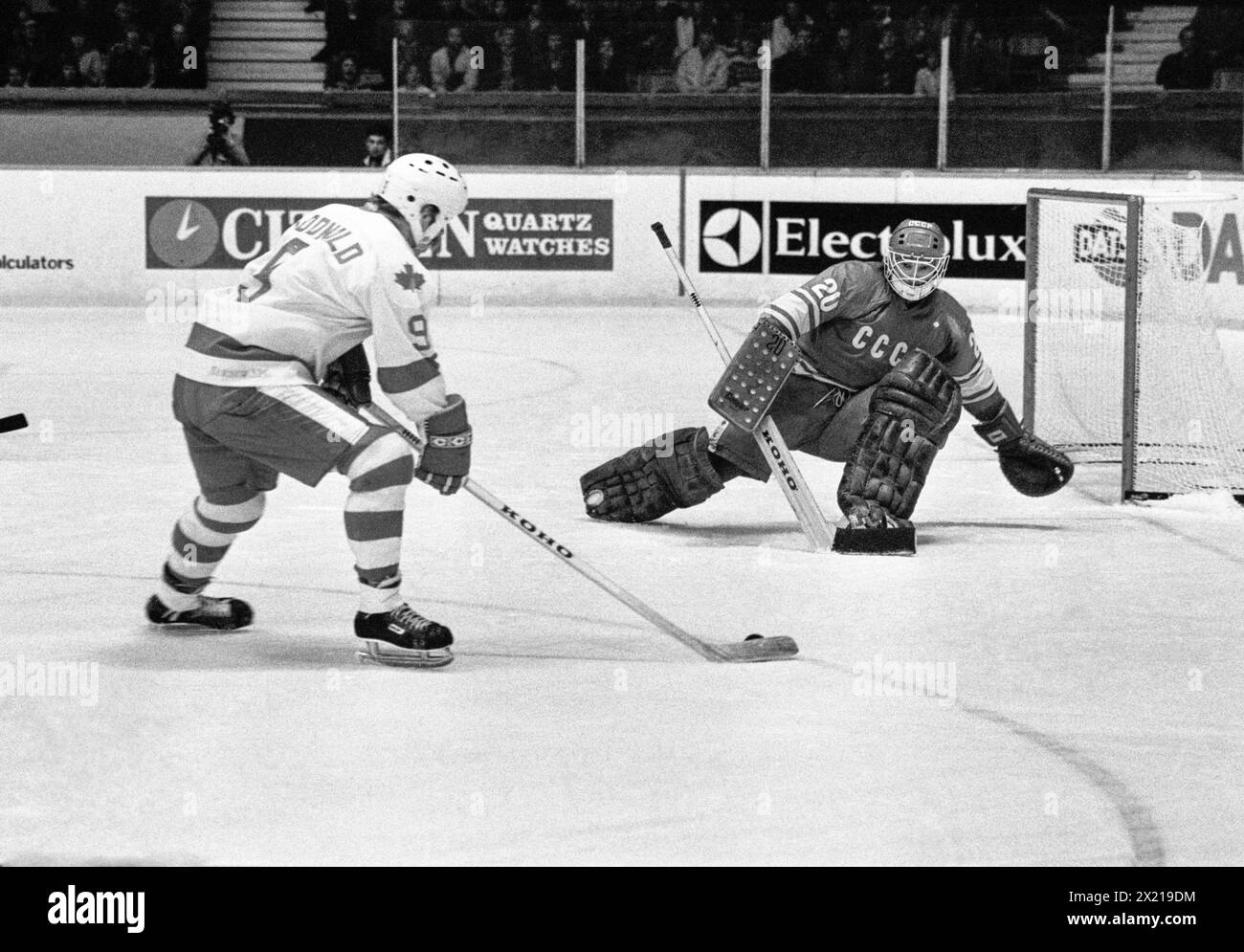 CAMPIONATO DEL MONDO CANADA-SOVIET IN SVEZIA 1981Canadas Larry McDonald prova un tiro contro Vladislav Tretyak portiere sovietico Foto Stock