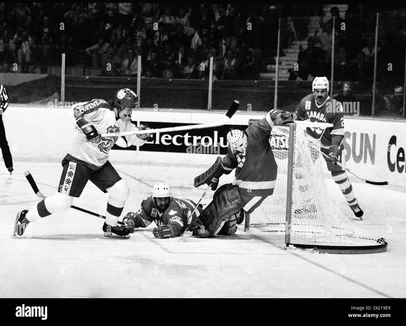 Campionato del mondo di hockey su ghiaccio FINLANDIA-CANADA in Svezia 1981J Sevon la Finlandia spinge il puck dietro Phillippe Myre Canadas il portiere Norman Barnes è sdraiato Foto Stock